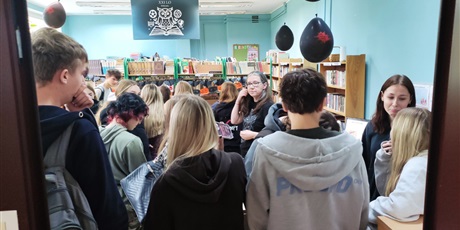 Powiększ grafikę: robale-w-bibliotece-szkolnej-719127.jpg