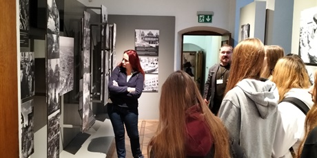 Powiększ grafikę: spacer-edukacyjny-droga-krolewska-wycieczka-klasy-iii-f-663523.jpg