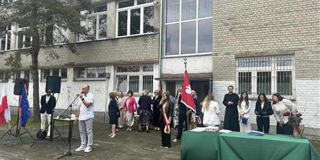 Powiększ grafikę: uroczyste-zakonczenie-roku-szkolnego-2024-2025-631785.jpg