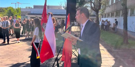Powiększ grafikę: uroczyste-zakonczenie-roku-szkolnego-2025-2026-706372.jpg