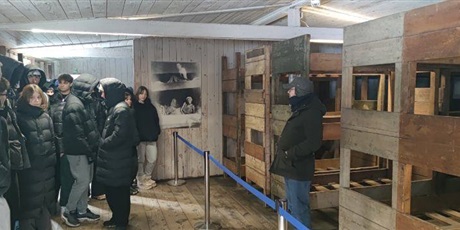 Powiększ grafikę: wizyta-maturzystow-w-muzeum-stutthof-lekcja-historii-i-pamieci-676159.jpg