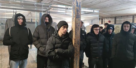 Powiększ grafikę: wizyta-maturzystow-w-muzeum-stutthof-lekcja-historii-i-pamieci-676160.jpg