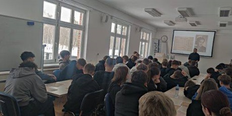 Powiększ grafikę: wizyta-maturzystow-w-muzeum-stutthof-lekcja-historii-i-pamieci-676161.jpg