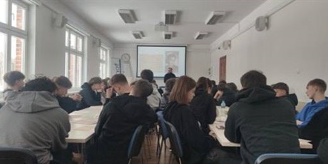 Powiększ grafikę: wizyta-maturzystow-w-muzeum-stutthof-lekcja-historii-i-pamieci-676162.jpg