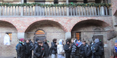 Powiększ grafikę: wyjscie-klasy-i-c-w-ramach-ogolnopolskiego-ministerialnego-programu-wyjscie-z-klasa-szlakiem-historii-gdanska-660314.jpg