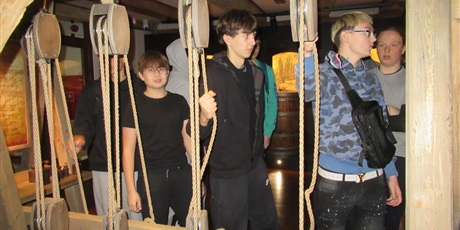 Powiększ grafikę: wyjscie-klasy-i-c-w-ramach-ogolnopolskiego-ministerialnego-programu-wyjscie-z-klasa-szlakiem-historii-gdanska-660315.jpg