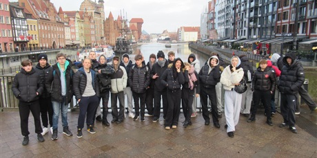 Powiększ grafikę: wyjscie-klasy-i-c-w-ramach-ogolnopolskiego-ministerialnego-programu-wyjscie-z-klasa-szlakiem-historii-gdanska-660317.jpg