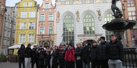 Powiększ grafikę: wyjscie-klasy-i-c-w-ramach-ogolnopolskiego-ministerialnego-programu-wyjscie-z-klasa-szlakiem-historii-gdanska-660318.jpg