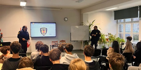 Powiększ grafikę: zajecia-edukacyjne-ze-straza-miejska-dotyczace-odpowiedzialnosci-nieletnich-661158.jpg