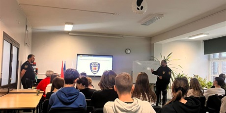 Powiększ grafikę: zajecia-edukacyjne-ze-straza-miejska-dotyczace-odpowiedzialnosci-nieletnich-661159.jpg